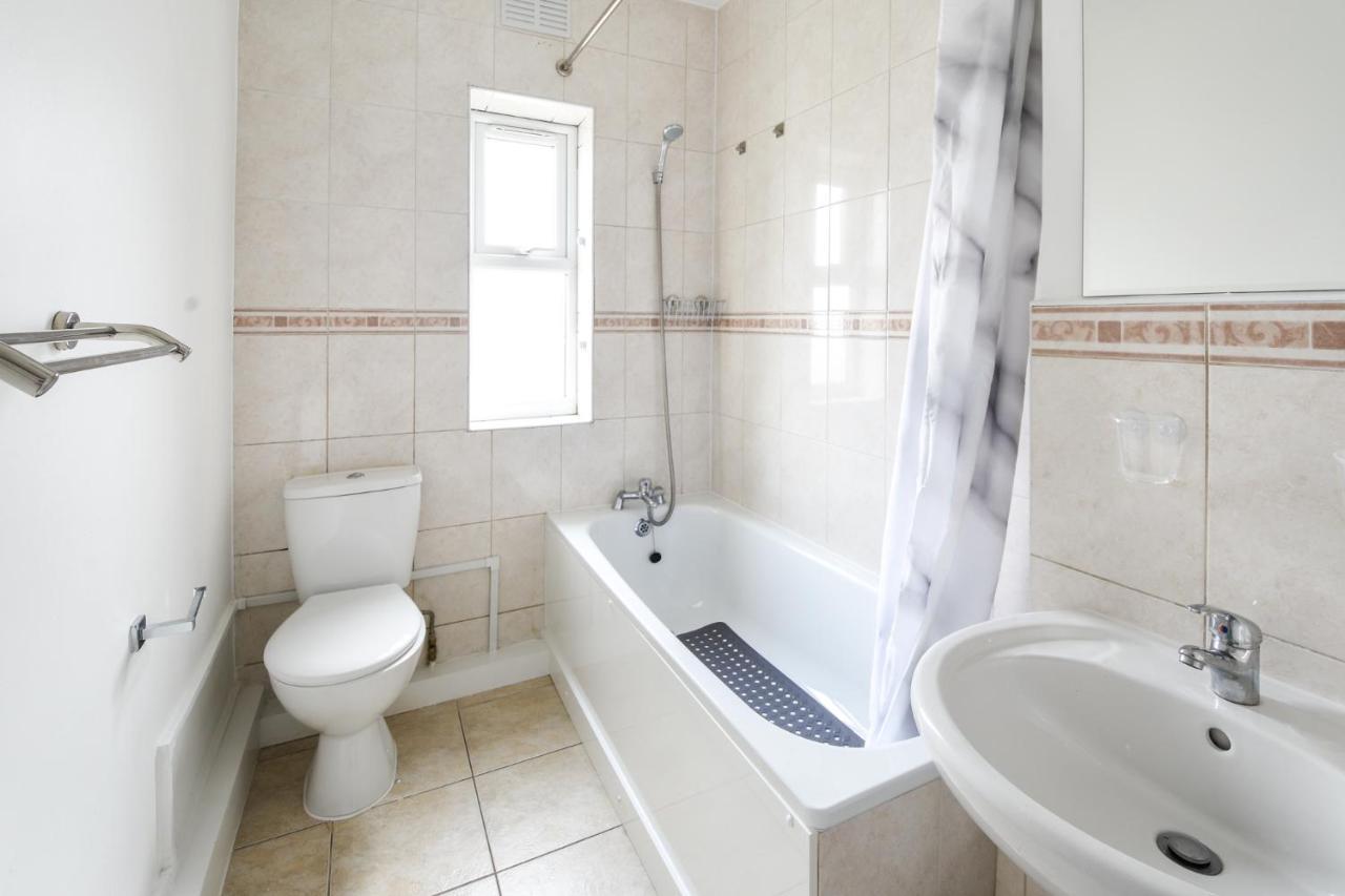 Great Spacious 2 Bedroom Flat هيندون المظهر الخارجي الصورة